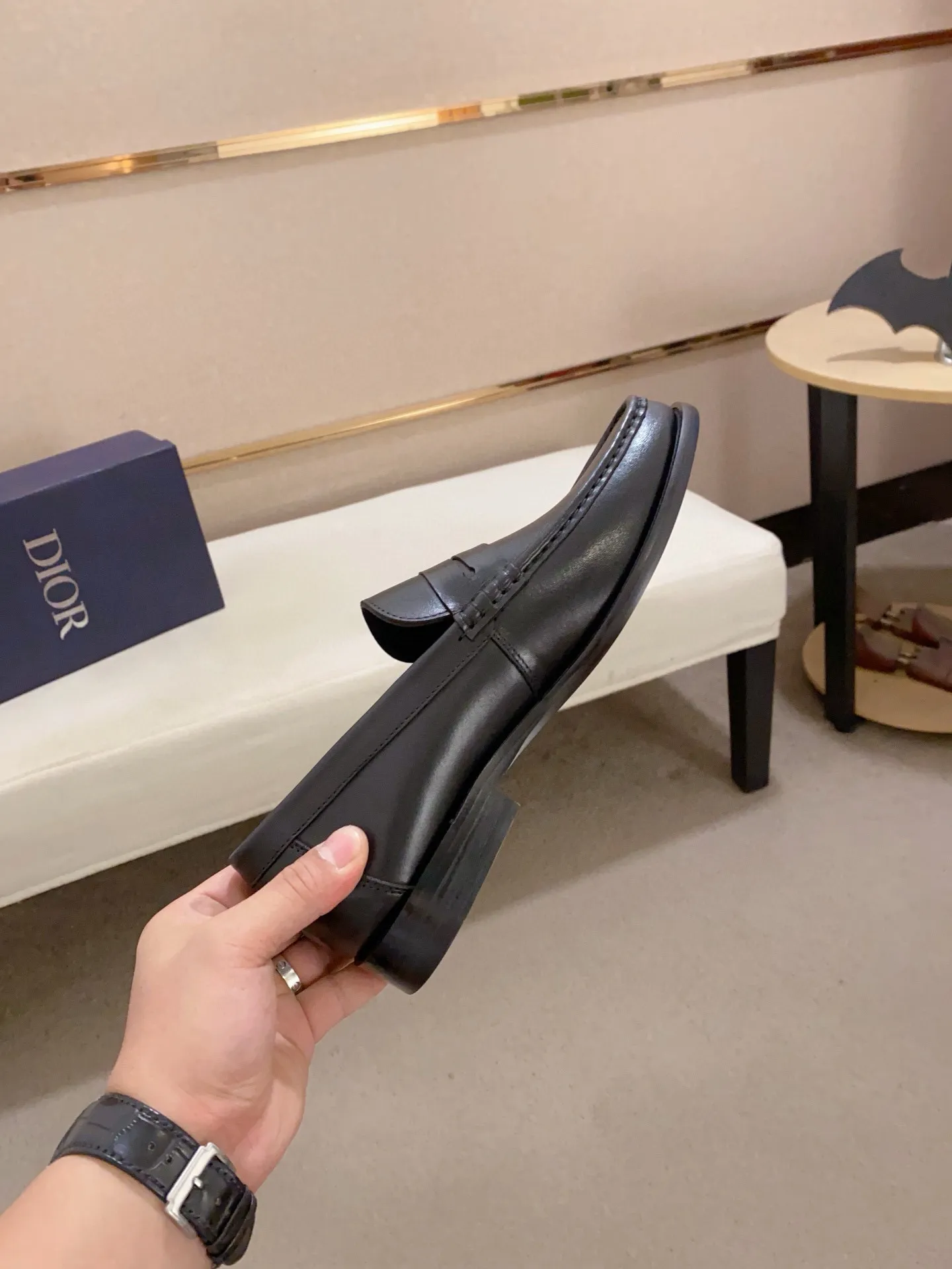 Factory price: 270 men's shoes 💰 High-end version of Dior Dior's new series. Famous actors and Internet celebrities wear super popular designs. They are designed with the sculptures of French artist Niki de Saint Phalle as rings. Material: Imported original material ➕Painted cowhide Foot pads: cowhide Outsole: Rubber outsole Men's shoe size: 38~44 Can be customized to size 45